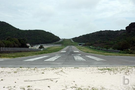 SBH runway, pohled od pláže