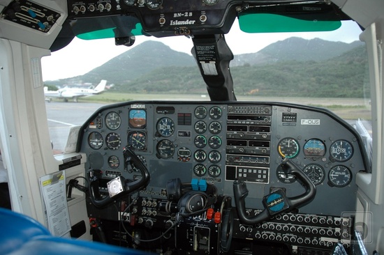 Kabina BN-2B Islander (F-OIJS)